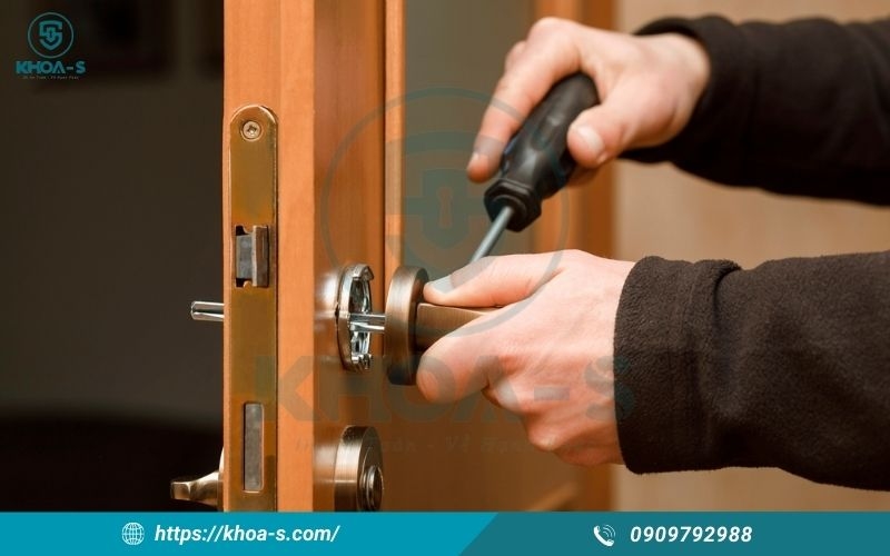 Cách sửa khóa cửa tay gạt không mở được, bị quay tròn